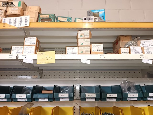 Lot 190 - metalen wandrek met inhoud - afbeelding 5 van  5