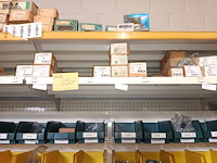 Lot 190 - metalen wandrek met inhoud - afbeelding 5 van  5