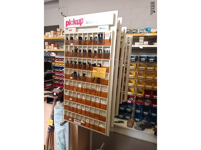 Lot 191 - winkeldisplay met kleefletters - afbeelding 1 van  4