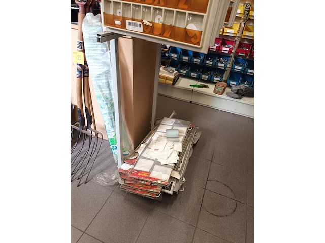 Lot 191 - winkeldisplay met kleefletters - afbeelding 2 van  4