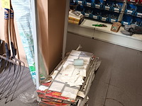 Lot 191 - winkeldisplay met kleefletters - afbeelding 2 van  4