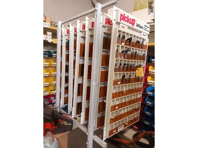 Lot 191 - winkeldisplay met kleefletters - afbeelding 3 van  4