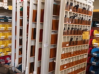 Lot 191 - winkeldisplay met kleefletters - afbeelding 3 van  4