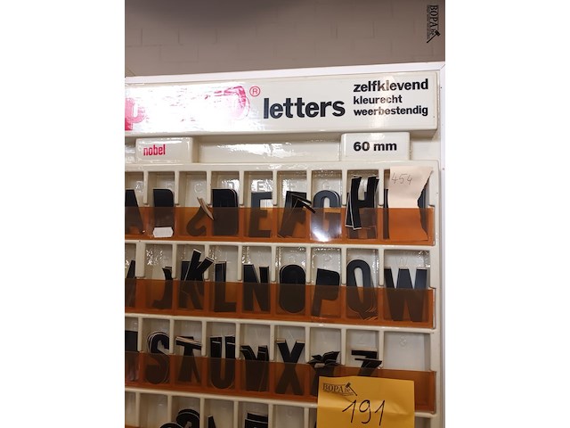 Lot 191 - winkeldisplay met kleefletters - afbeelding 4 van  4
