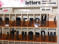 Lot 191 - winkeldisplay met kleefletters - afbeelding 4 van  4