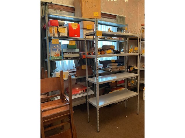 Lot 192 - ijzeren rekken 3 stuks, 2 modellen - afbeelding 1 van  2