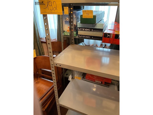 Lot 192 - ijzeren rekken 3 stuks, 2 modellen - afbeelding 2 van  2