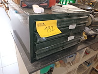 Lot 192 - metalen ladekast met inhoud - afbeelding 1 van  5