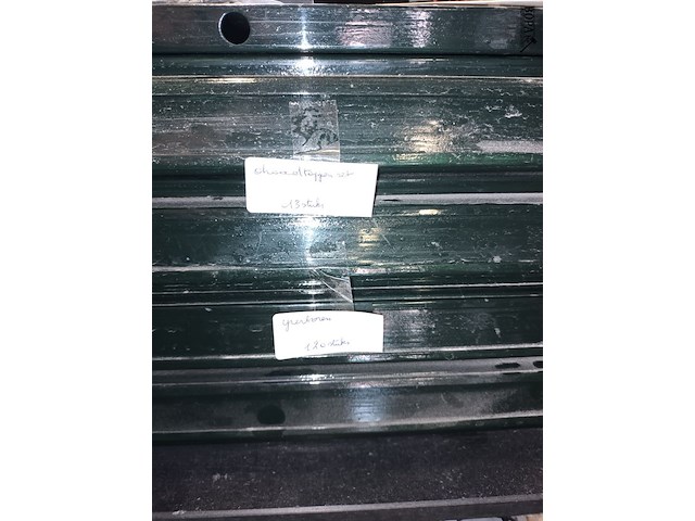 Lot 192 - metalen ladekast met inhoud - afbeelding 2 van  5