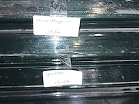 Lot 192 - metalen ladekast met inhoud - afbeelding 2 van  5