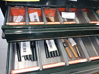 Lot 192 - metalen ladekast met inhoud - afbeelding 4 van  5