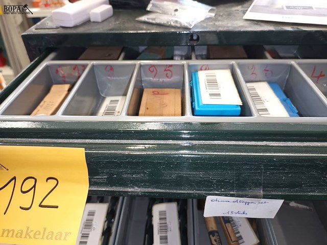 Lot 192 - metalen ladekast met inhoud - afbeelding 5 van  5