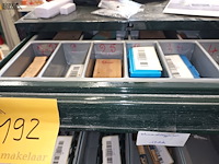 Lot 192 - metalen ladekast met inhoud - afbeelding 5 van  5