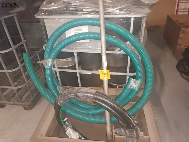 Lot 192 - waterslangen en koppelstukken - afbeelding 1 van  4