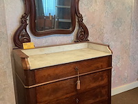 Lot 193 - commode mahoniehout met spiegel en 4 lades - afbeelding 1 van  6
