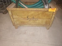 Lot 193 - metalen stapelbak - afbeelding 1 van  3