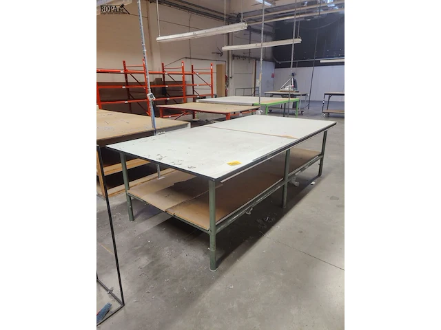 Lot 193 - werktafel met legbank - afbeelding 1 van  2