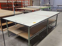 Lot 193 - werktafel met legbank - afbeelding 1 van  2
