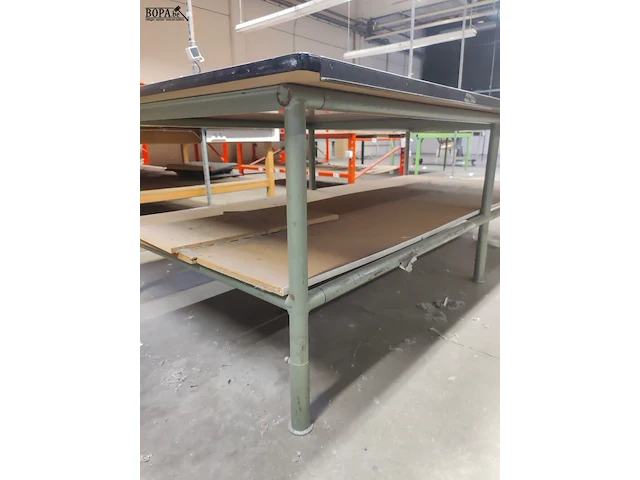 Lot 193 - werktafel met legbank - afbeelding 2 van  2