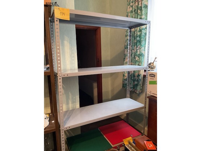 Lot 194 - ijzeren rekken 3 stuks, 2 modellen - afbeelding 1 van  3