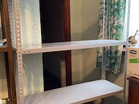 Lot 194 - ijzeren rekken 3 stuks, 2 modellen - afbeelding 1 van  3