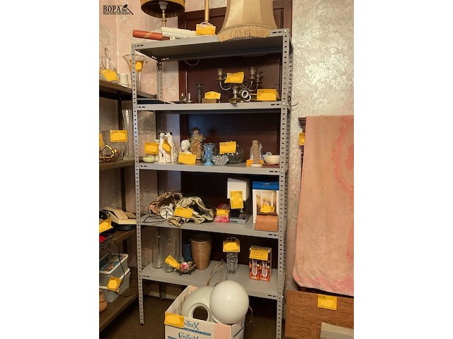 Lot 194 - ijzeren rekken 3 stuks, 2 modellen - afbeelding 2 van  3