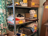 Lot 194 - ijzeren rekken 3 stuks, 2 modellen - afbeelding 3 van  3