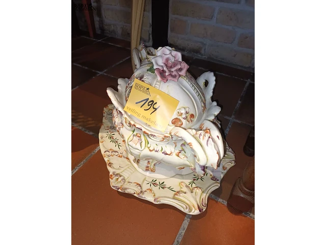 Lot 194 - italiaanse soepterrine bassano. - afbeelding 1 van  4