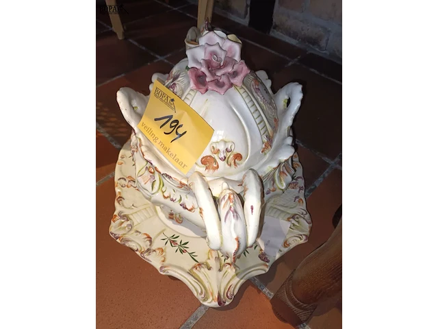 Lot 194 - italiaanse soepterrine bassano. - afbeelding 2 van  4