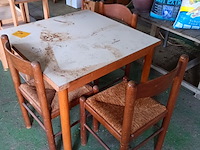 Lot 194 - tafel en stoelen - afbeelding 1 van  2