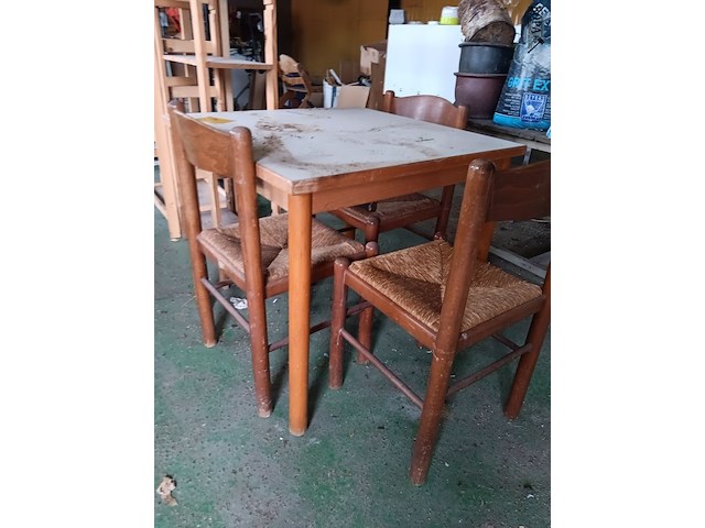 Lot 194 - tafel en stoelen - afbeelding 2 van  2