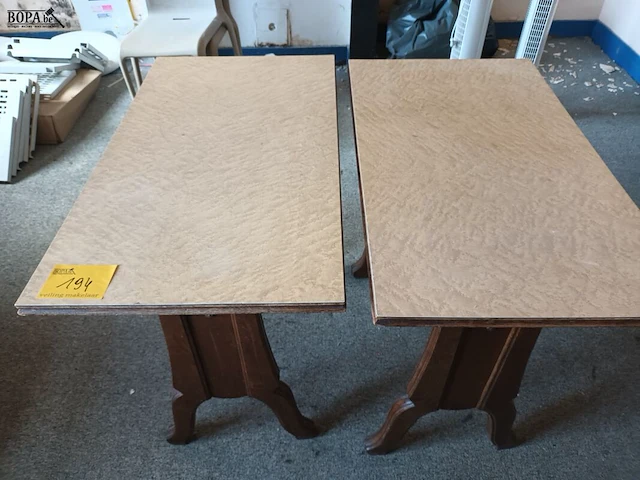 Lot 194 - tafel met houten onderstel. 3 stuks - afbeelding 1 van  3