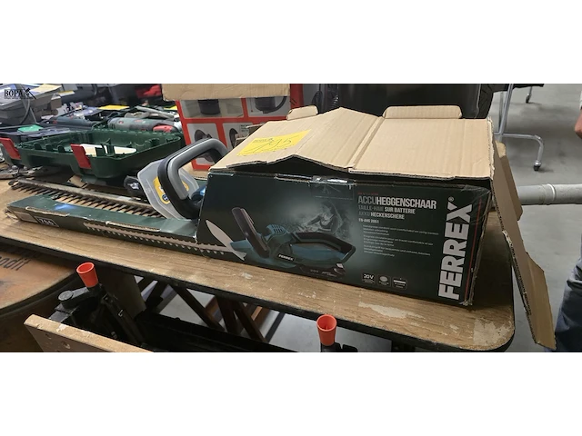 Lot 195 - accu heggeschaar met lader 20v 55 cm - afbeelding 1 van  3