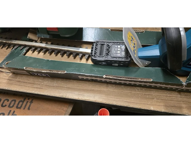 Lot 195 - accu heggeschaar met lader 20v 55 cm - afbeelding 3 van  3