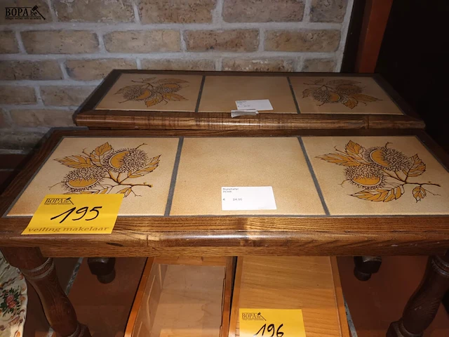 Lot 195 - bijzettafel met tegels. 2 stuks - afbeelding 1 van  3