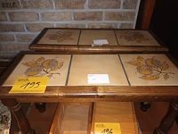 Lot 195 - bijzettafel met tegels. 2 stuks - afbeelding 1 van  3