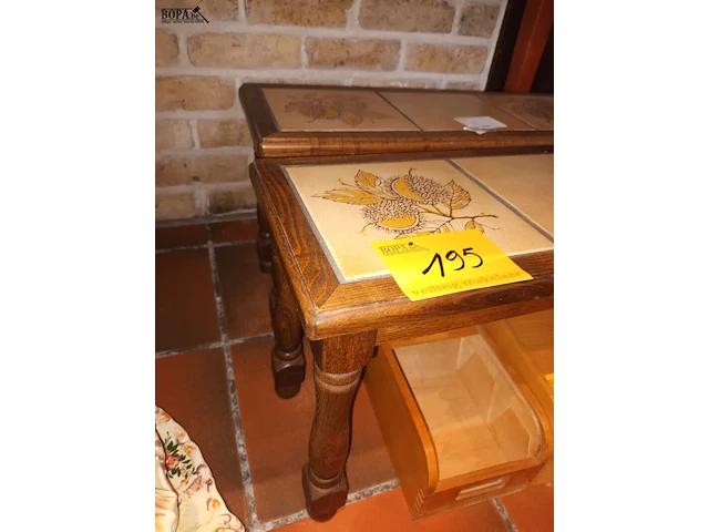 Lot 195 - bijzettafel met tegels. 2 stuks - afbeelding 2 van  3