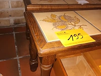 Lot 195 - bijzettafel met tegels. 2 stuks - afbeelding 2 van  3