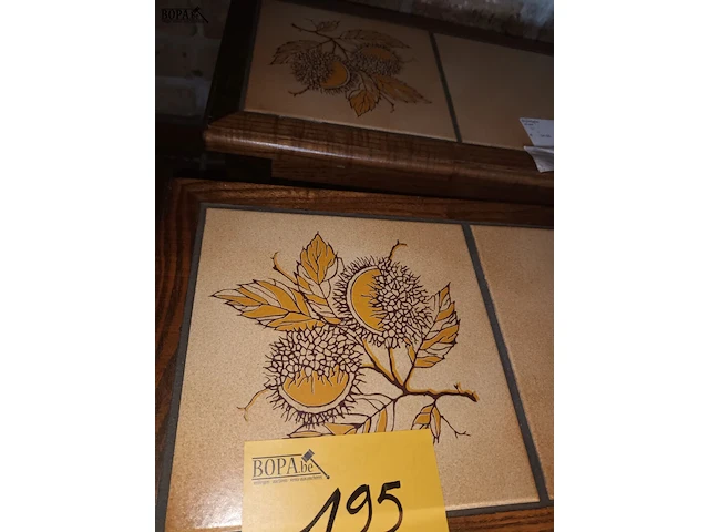 Lot 195 - bijzettafel met tegels. 2 stuks - afbeelding 3 van  3