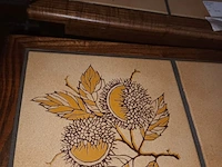 Lot 195 - bijzettafel met tegels. 2 stuks - afbeelding 3 van  3