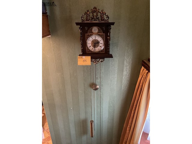 Lot 195 - hangklok met slinger en regulator, 29 x 16 x h43 - afbeelding 1 van  6