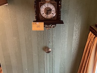 Lot 195 - hangklok met slinger en regulator, 29 x 16 x h43 - afbeelding 1 van  6