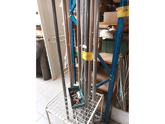 Lot 195 - houten gordijnroede. 8 stuks - afbeelding 1 van  4