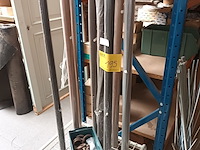 Lot 195 - houten gordijnroede. 8 stuks - afbeelding 1 van  4