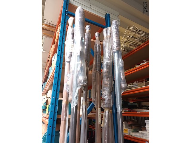 Lot 195 - houten gordijnroede. 8 stuks - afbeelding 2 van  4