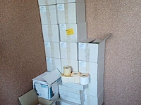 Lot 195 - tabelleer papier en etiketten - afbeelding 1 van  6