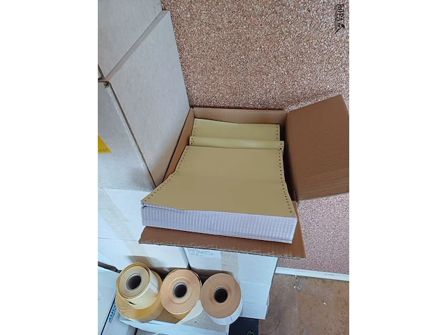 Lot 195 - tabelleer papier en etiketten - afbeelding 4 van  6