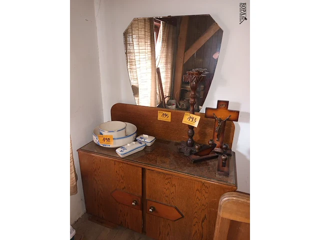 Lot 195 - vintage kast met opzetspiegel - afbeelding 1 van  3