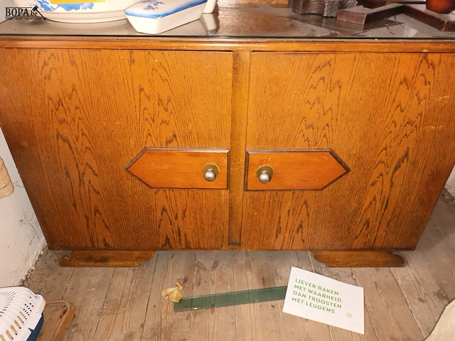 Lot 195 - vintage kast met opzetspiegel - afbeelding 2 van  3