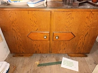 Lot 195 - vintage kast met opzetspiegel - afbeelding 2 van  3
